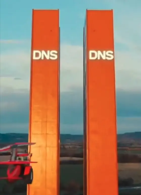 Час радости в DNS (Трактор едет в DNS)